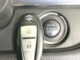 【キーレススタートシステム】カバンやポケットに入れたままでもドアの施錠・解錠が可能なスマートキーを装備。エンジンのオン・オフ時もカギを取り出す必要が無いからとっても便利です♪