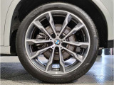 【BMWアロイホイル】軽量かつ強度に拘ったアロイホイル。走行性能ポテンシャルを引き出す設計。車の足元を引き締めてくれる大きなポイントはアロイホイルです。