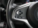 ハンドルにオーディオ操作用スイッチを備え、手を放さずに操作可能。安全性と利便性を両立しています。