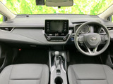 運転席から前方を見渡しやすい視界と、ゆったり座れるシートが魅力です。操作部が手の届く範囲にまとまり、落ち着いた色合いの室内で毎日の移動も快適にお過ごしいただけます。