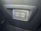 充電用USB端子付き。スマートフォンなどの充電に便利です。