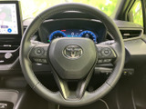 ステアリングには左右にスイッチが備わり、手元で車両の各種機能を操作できます。メーターやナビを見ながら使いやすく、日々の運転をサポートする便利な装備です。