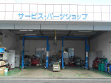 自社工場の画像です!サービススタッフが一生懸命お客様の車を整備しております!