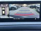 360&deg;ビューモニターでは、両サイドとフロント、バックカメラの合成で、あたかも上空から見下ろした様に周囲を確認して頂けます。駐車場だけでなく、T字路等でも活躍のアイテムです!