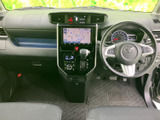 ナビ画面や空調の操作部が中央にまとまり、運転席から確認しやすい配置です。手を伸ばしやすい位置に各装備が集約されており、乗り始めの際にも操作場所を把握しやすくなっています。