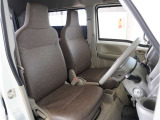 【清潔感のある運転席&助手席】隅々までクリーニングの行き届いた運転席&助手席。目立ったシミや汚れ等もございません。快適なドライブをどうぞ。