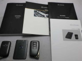 取説・メンテナンスノート・スマートキー・カードキーの4点セットです。