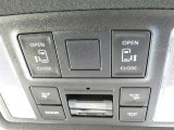 電動スライドドアのスイッチで車内からもスライドドアの開閉ができます。イージークローザー機能で半ドアになることも防止してくれます。