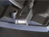 USB接続により外部オーディオと連携する事が出来、車内で音楽を楽しむ事が出来ます。