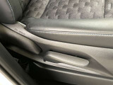 運転席シートはリクライニング機能に加えて上下にも調整可能です!