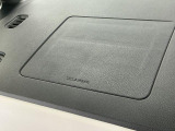 【助手席エアバッグ】SRSエアバッグとはシートベルトの働きを補助して衝突した時に乗員の衝撃を軽減するシートベルト併用式エアバッグ。前面衝突時に瞬時に膨らみ、頭部と胸部の衝撃を軽減します。