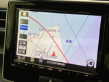 道路や施設名と現在地が画面に表示され、目的地までの道順を確認しながら行き先を探せます。地図の表示切替も選べるため、初めて訪れる場所へのお出かけにも役立ちます。