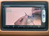 画面でテレビ番組を視聴できる装備です。停車中の休憩時間などに映像を楽しめ、待ち時間を過ごす際にも便利にお使いいただけます。操作メニューも画面周辺にまとまり、使いたい項目を確認しやすい構成です。