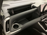 何かと便利なグローブボックス。メンテナンスノートや車検証、ちょっとしたメモと筆記用具等を入れておくとあればもしもの時にも便利ですね。