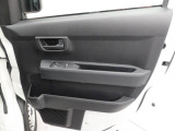 運転席・助手席ドアの内側にドアポケットが装備されています。
