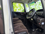 明るい窓から外の様子を確認しやすく、運転席まわりまで見通しのよい空間です。落ち着いた色合いのシートとゆとりを感じる足元で、毎日の移動も快適にお過ごしいただけます。