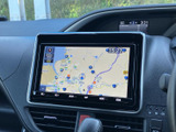 地図上に現在地や周辺の道路が表示され、目的地までの道順を確認しやすい画面です。走行中も案内を把握しやすく、初めて訪れる場所へのお出かけや日常の移動をサポートします。