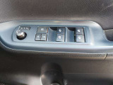パワーウィンドウのスイッチです。運転席に居ながら窓を開け閉めのコントロールできます!