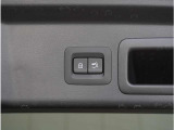 【パワーリアゲート】スイッチを操作することにより、リアゲートが自動で開閉します。自動開閉中のリアゲートを、半開以上の位置で止めることができます。