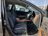 運転席まわりまで見渡しやすく、前席はゆったりと座れる空間です。ドア内側やセンター部に配された落ち着いた色合いが、毎日の乗り降りを心地よく迎えてくれます。