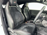 シックな色使いの運転席周りですね。すっきりとしたデザインで上品な色使いです。居心地の良い運転席、長く座ってられるリラックスできるデザインがいいですね。