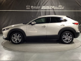 CX-30のスタイリングを特徴付けているのが、ボディ下部に取り回されたクラッディングパネルです。ボディ面を薄く見せることと、SUVらしい力強さを表現しています♪