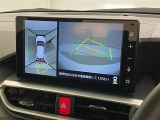 後退時に全方位カメラが作動し、周囲の状況が確認できます。