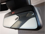 MINIではルームミラーの裏側にETCの車載器が内蔵されており、別途で車載器の購入必要なしで非常にスマート。皆様が驚かれるポイントのでもあります