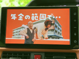 テレビ映像を表示できる画面を備え、停車中の休憩時間にも番組を視聴できます。見やすい画面で情報や映像を楽しめるため、車内で過ごす時間を彩ります。