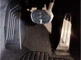 【ペダル】BMWはオルガン式アクセルペダルを採用しています。踏み込む足とペダルが同じ軌跡を描くため、かかとがずれにくく、アクセルコントロールがよりしやすくなるメリットがあります。