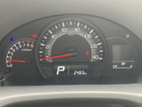 速度やエンジン回転数、燃料残量などの情報がまとまり、運転中も確認しやすい配置です。必要な表示をひと目で把握でき、毎日の運転をしっかりサポートします。