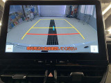 ディスプレイに後方の視界を表示し、車庫入れをサポート「距離目安線」「車幅延長線」およびステアリング操作に連動する「予想進路線」を画面に表示します。※必ず車両周辺の安全を直接確認してください。