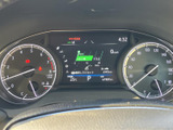 速度や燃料などの情報をメーター内で確認でき、中央の画面には車両情報も表示されます。必要な情報が運転席正面にまとまり、走行前や停車時にも確認しやすい配置です。
