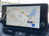 現在地や周辺の道路が地図上に表示され、目的地までのルート確認に役立ちます。画面上の案内表示も見やすく、慣れない場所へのお出かけや日常の移動をサポートします。