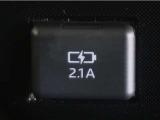 充電用USB端子付き。スマートフォン等の充電に便利です。