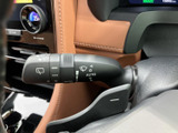 ハンドル脇にまとまり、運転中も手を伸ばしやすい位置に配置されています。レバー上の表示を見ながら操作を確認しやすく、雨天時など天候が変わる場面でも扱いやすい装備です。