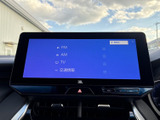 FMやAM、テレビ、交通情報などのメニューが一覧で表示され、選びたい項目を見つけやすい画面です。日々の移動中に必要な情報へアクセスしやすく、使い勝手にも配慮されています。