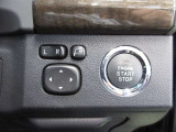 ワンタッチでシステムが始動します。ミラーは電動格納式で狭い駐車場でも安心です。