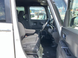 運転席まわりは前方の視界が広く、乗り降りの際にも座席へアクセスしやすい空間です。シートやドアまわりは落ち着いた色合いでまとまり、毎日の移動も快適にお過ごしいただけます。