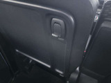 荷物をかけられるフックがあります。