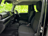 助手席から運転席まで見渡せる室内で、前方の視界も開けています。前席はゆとりを感じる配置で、座面と背もたれは落ち着いた色合い。足元にも空間があり、同乗者も乗り込みやすい印象です。