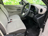 明るい色合いのシートと大きな窓で、運転席まわりは開放感のある空間です。座面や足元も見渡しやすく、乗り降りの際にも落ち着いて過ごせます。