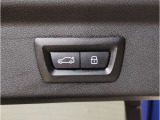 【電動テールゲート】オートマアチックトランクリッドオペレーションが装備されています。両手が塞がっている時でも、スマートキーを身につけていればハンズフリーで開閉可能です。