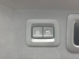 【パワーバックドア】スマートキーや運転席のボタンを押すだけでリアゲートが自動で開閉します!荷物を持っている時や、高い位置にあるバックドアを閉める際に便利な機能です♪