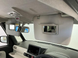 【サンバイザー】車内で身だしなみを整えるためのバニティミラーがセット。お化粧直しや髪型のチェックに活用できます。