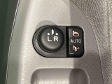 キーフリー連動で施錠時に格納します。降車の直前まで後方確認ができ、閉じ忘れも防げます。