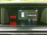 車両のドアが開いている状態をイラストと文字で知らせる表示です。シートベルトなどの情報も同じ画面で確認でき、乗車前後に車内の状況を把握しやすい案内機能として役立ちます。
