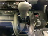 自然に手が届く距離に配置されたシフトレバー。
