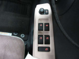 料金所などで便利な、運転席オート機能付パワーウィンドウです。