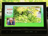 画面にはテレビ番組が表示されており、停車中の待ち時間などに映像を楽しめます。タッチ操作に対応した大きな画面で、表示内容を見やすく確認できる装備です。
